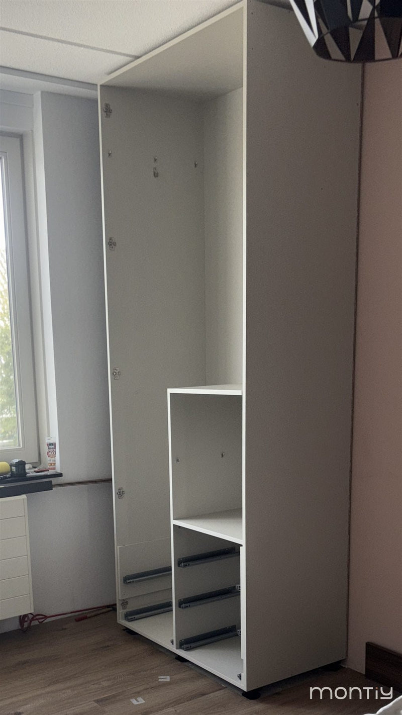 De lichte binnenkast tijdens de montage, ingehuisd tussen de zijpanelen.