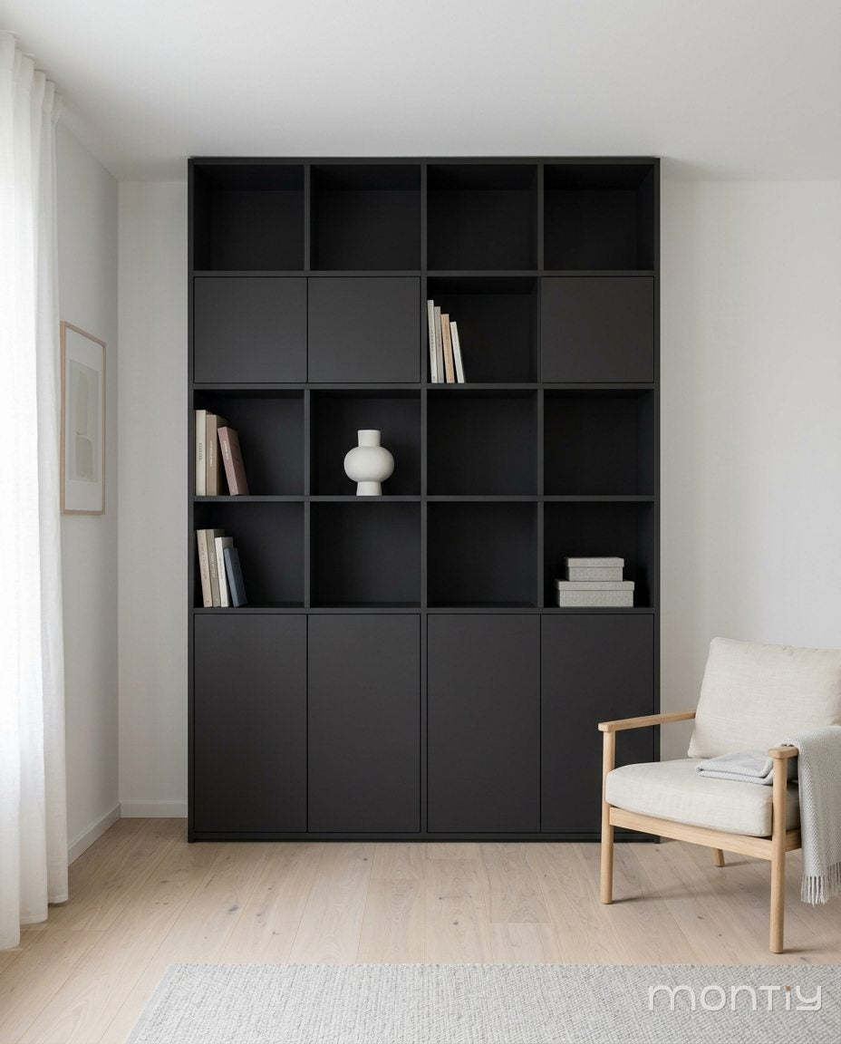 Donkere boekenkast als contrast in een licht interieur