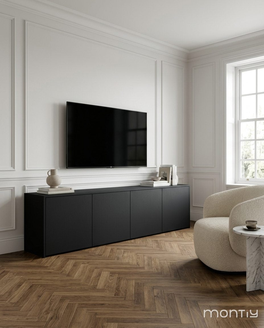 Zwart tv-meubel in een klassiek interieur
