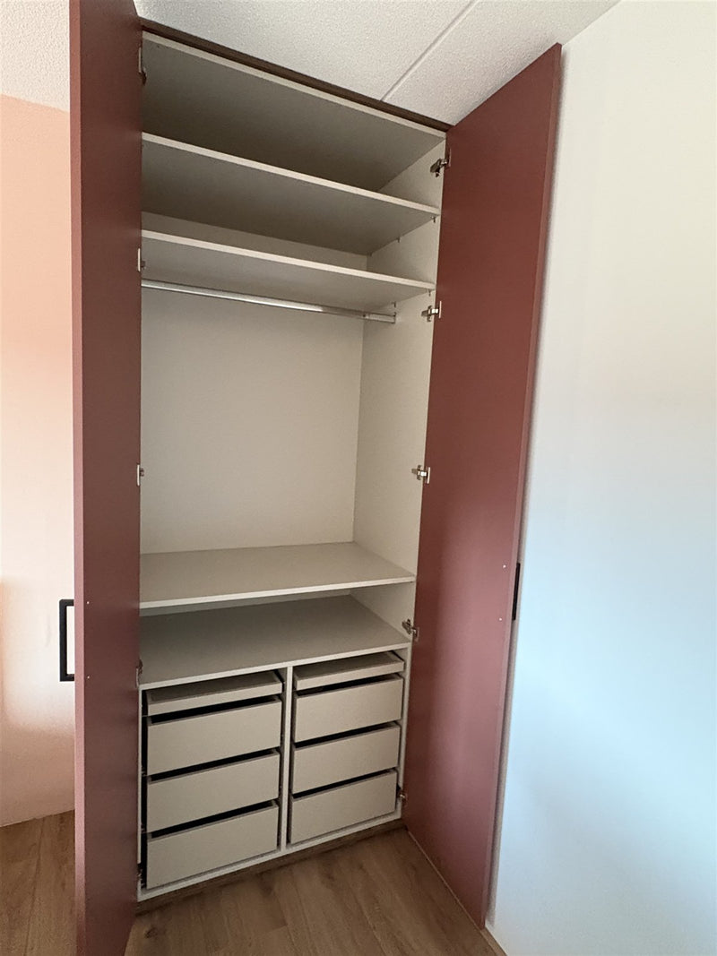 Haar kast van binnen: zes IKEA KOMPLEMENT-lades en twee sieradenplateaus in een binnenkast van bijna dezelfde kleur.