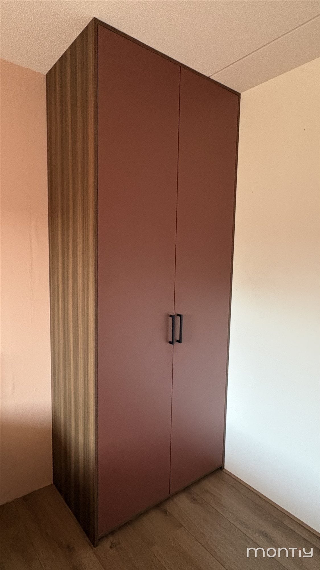 Kast rechts, klaar: van vloer tot plafond, met de houten zijkant in Alba notelaar tabak.