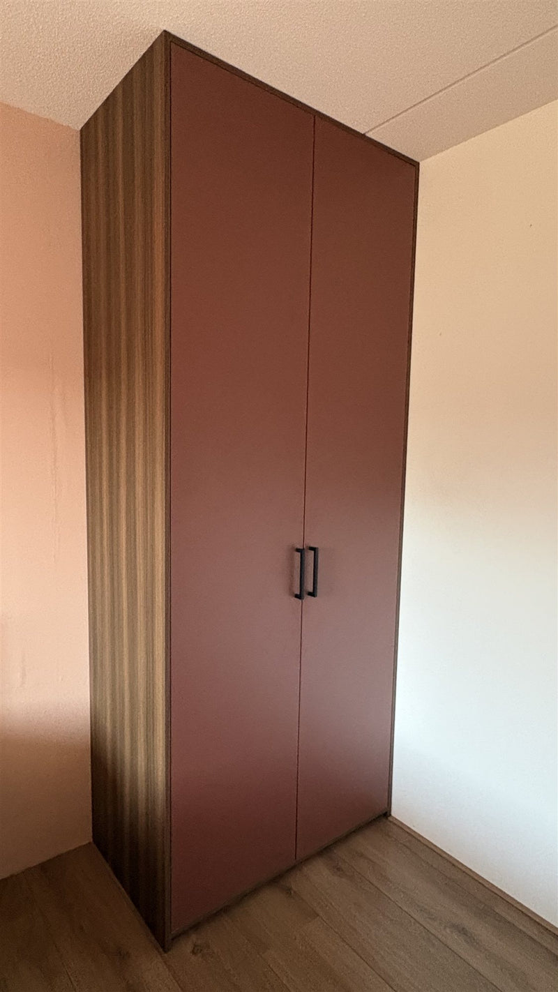 Kast rechts, klaar: van vloer tot plafond, met de houten zijkant in Alba notelaar tabak.